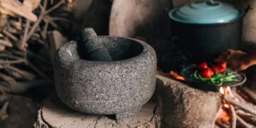 El molcajete mexicano: el abuelo de la licuadora con alma de piedra