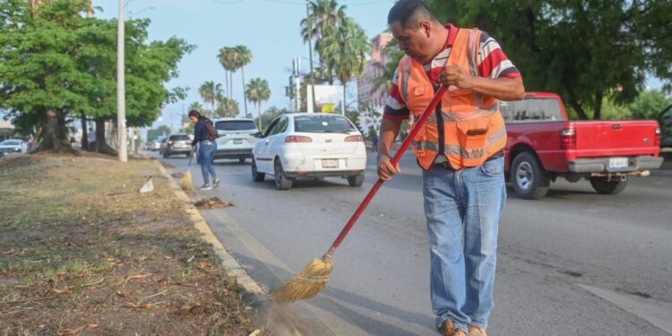 Intenso programa de limpieza en calles y avenidas.