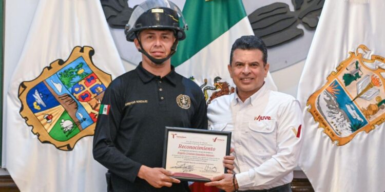 Reconoce Cabildo de Victoria acto heroico de bombero.