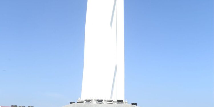 Entrega el gobernador a Tula la cruz más grande de México