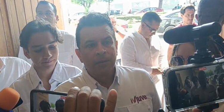 Alcalde e Ivjuve preparan programa de transporte gratuito para jóvenes en Victoria