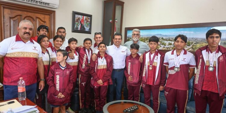 Recibe alcalde de Victoria a medallistas.