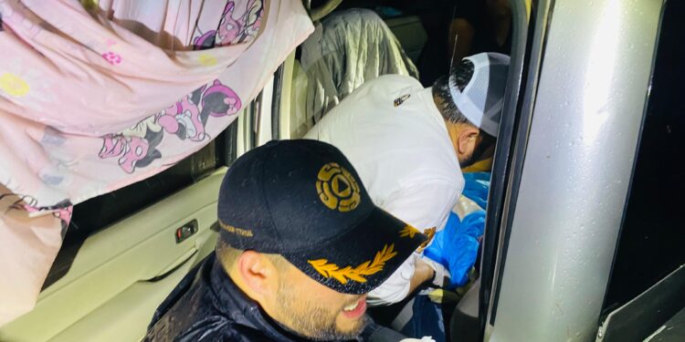 Alcalde de González, médico de profesión, atiende el nacimiento de una niña