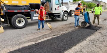 Avanza programa de bacheo en calles de la Capital.