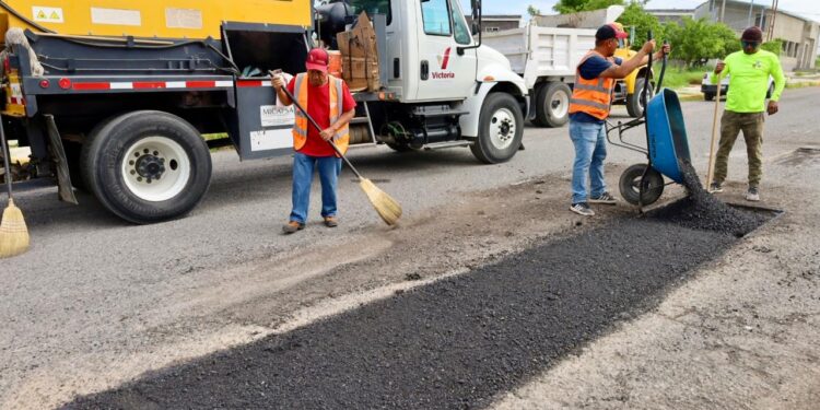 Avanza programa de bacheo en calles de la Capital.