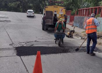 Intensifica Gobierno bacheo en colonias de Victoria.