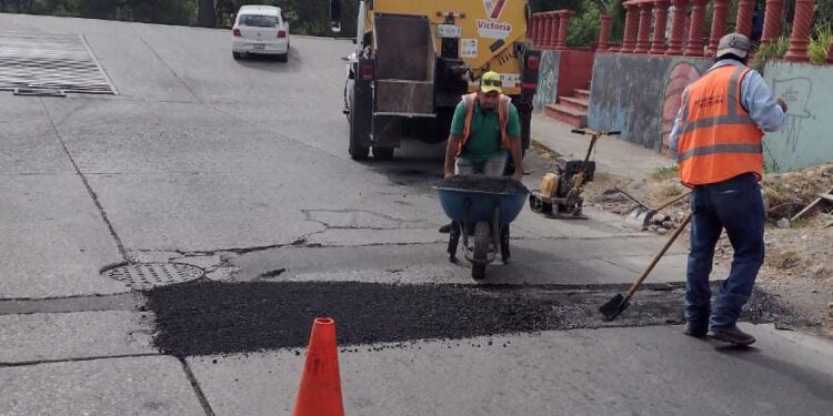 Intensifica Gobierno bacheo en colonias de Victoria.