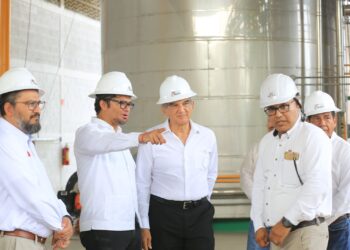 Recorre gobernador Américo Villarreal planta que transforma plásticos en combustibles en Altamira