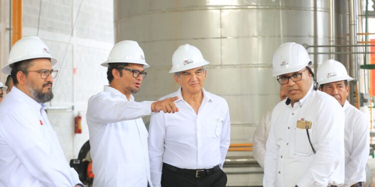 Recorre gobernador Américo Villarreal planta que transforma plásticos en combustibles en Altamira