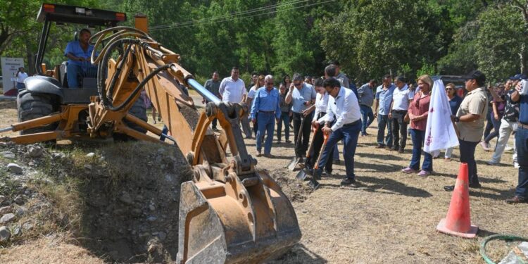 Alcalde Lalo Gattás pone en marcha instalación de desarenador en La Peñita.