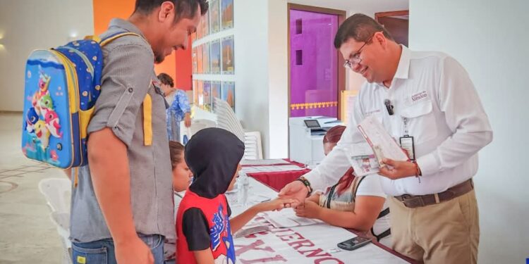 LUIS LAURO REYES ACOMPAÑA A FAMILIAS EN EL CRIT ALTAMIRA Y ENTREGA APOYOS PARA GASTOS MÉDICOS