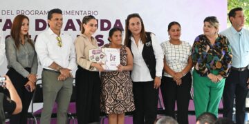 Encabezan Lucy y Lalo tercera entrega de apoyos alimentarios en Victoria   