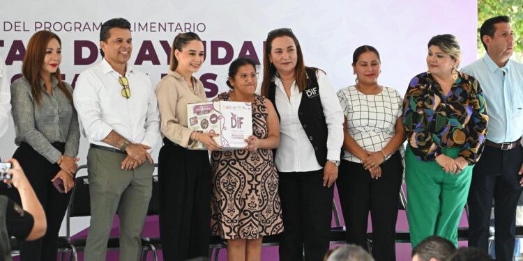 Encabezan Lucy y Lalo tercera entrega de apoyos alimentarios en Victoria   