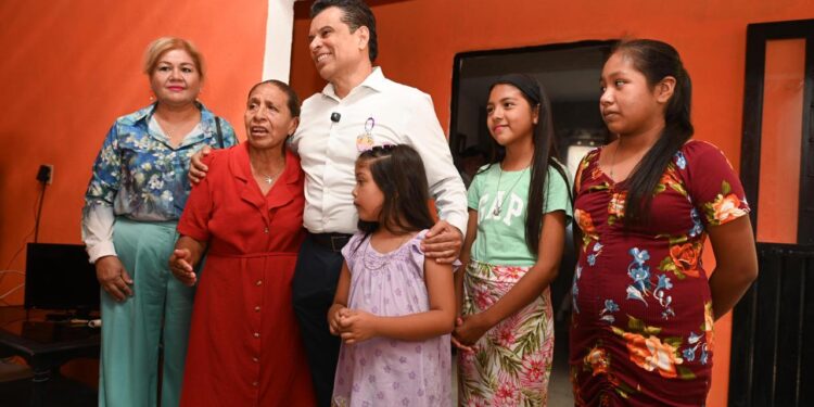 Entrega Lalo Gattás vivienda a familia de la Esfuerzo Popular.