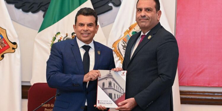 Entrega Lalo Gattás informe por escrito al Cabildo de Victoria.