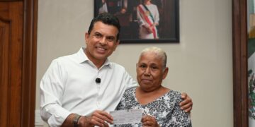 Entrega Lalo Gattás seguro por incendio de vivienda a ciudadana afectada.