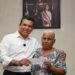 Entrega Lalo Gattás seguro por incendio de vivienda a ciudadana afectada.