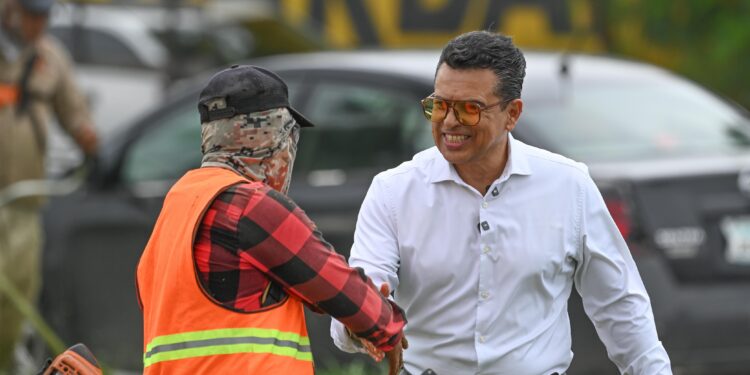 Supervisa alcalde trabajos de limpieza en vialidades de la Capital.