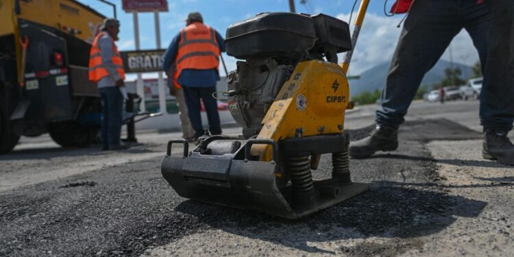 Después de las lluvias ayuntamiento repara calles dañadas.