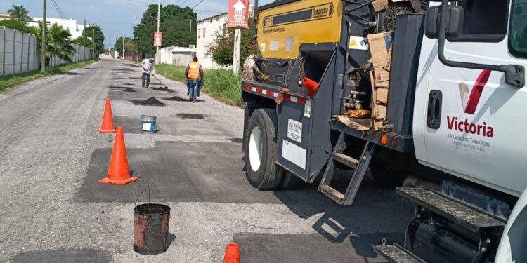 Cuadrillas siguen eliminando baches de avenidas y calles de Victoria.