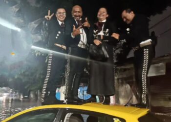 VIDEO VIRAL: ¡Estamos perdidos!”: Mariachis enfrentan inundación con humor y se vuelven virales