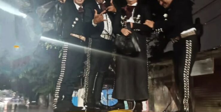 VIDEO VIRAL: ¡Estamos perdidos!”: Mariachis enfrentan inundación con humor y se vuelven virales