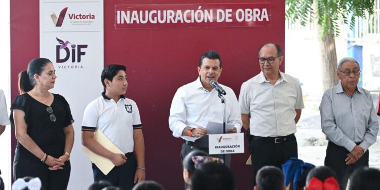 Con techumbre en escuela beneficia Lalo Gattás a estudiantes de la colonia Horacio Terán.