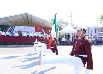 Desfilan miles de jóvenes en el 115 aniversario de la Revolución Mexicana