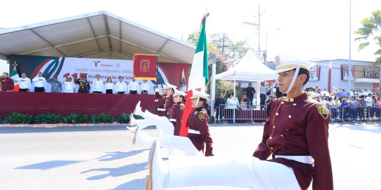 Desfilan miles de jóvenes en el 115 aniversario de la Revolución Mexicana