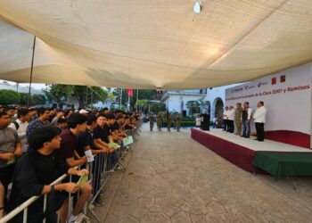 Jóvenes de Victoria cumplen y asisten a sorteo de Servicio Militar.