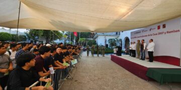 Jóvenes de Victoria cumplen y asisten a sorteo de Servicio Militar.