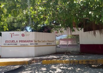 Protestan en primaria de Las Brisas por ausencia de profesor