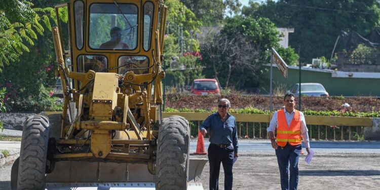 Supervisa alcalde avance de obras de pavimentación asfáltica y concreto en colonias