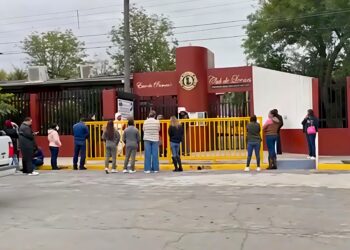 Protestan padres por falta de docentes y director; cierran la Escuela Club de Leones