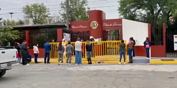 Protestan padres por falta de docentes y director; cierran la Escuela Club de Leones