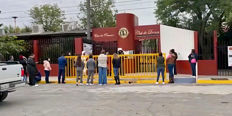 Protestan padres por falta de docentes y director; cierran la Escuela Club de Leones