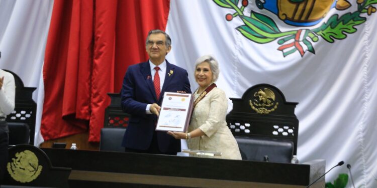 Entrega gobernador Medalla al Mérito «Luis García de Arellano» a Cecilia Imelda Lugo Cruz