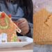 VIDEO VIRAL: Creatividad navideña al estilo mexicano; una influencer transforma un chicharrón en casa de jengibre