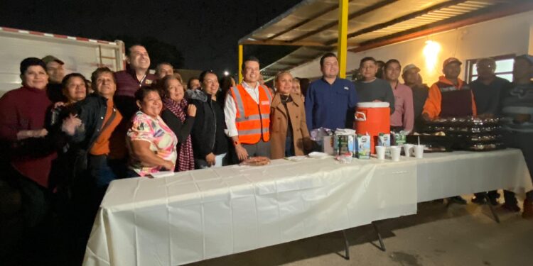 Alcalde de Victoria convive con personal de Limpieza Pública por Día de Reyes