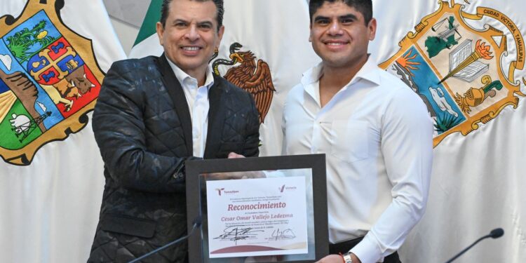 Entrega Cabildo reconocimiento a destacado deportista victorense.