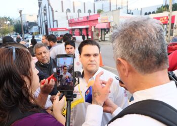 Concluye el 9 de enero convocatoria para designar Titular de la Fiscalía Anticorrupción El presidente de la Junta de Gobierno del Congreso del Estado, Humberto Prieto Herrera, informó en entrevista que el próximo 9 de enero de 2026 concluirá el plazo de la convocatoria pública para la designación de la persona titular de la Fiscalía Especializada en Combate a la Corrupción, adscrita a la Fiscalía General de Justicia del Estado. La convocatoria se emitió en ejercicio de las facultades constitucionales del Poder Legislativo y tiene como finalidad cubrir la vacante generada tras la designación del ciudadano Jesús Eduardo Govea Orozco como Fiscal General de Justicia del Estado. El Poder Legislativo será el encargado de nombrar a la persona Titular de la Fiscalía Anticorrupción por un periodo de ocho años, mediante un procedimiento público y transparente. En entrevista, el presidente de la Junta de Gobierno, diputado Humberto Prieto Herrera, precisó que, una vez que concluya el periodo de registro, continuará el proceso legislativo para concretar la designación. “La convocatoria del Fiscal Anticorrupción vence el 9 de enero los registros, para continuar con el proceso correspondiente y tener Fiscal electo el 26 de enero”, señaló. Sobre la participación ciudadana, el legislador informó que hasta el momento se cuenta con un solo registro, aunque confió en que en los próximos días se incremente el número de aspirantes. “Ahorita tenemos el registro de una sola persona, seguramente fue por las vacaciones; esperemos este año más personas que sientan que pueden cumplir con los requisitos que marca la convocatoria se registren”, expresó. En cuanto al perfil que buscan las y los diputados para ocupar el cargo, Prieto Herrera subrayó la importancia de la integridad y la experiencia. “Lo que siempre buscamos son personas honestas, que tengan trabajo judicial, que conozcan las leyes y que cuenten con una buena reputación, porque ustedes saben que es una posición muy importante”, afirmó. La recepción de solicitudes y documentación se realiza en la Oficialía de Partes del Congreso del Estado, en un horario de 8:30 a las 18:00 horas, y concluye el viernes 9 de enero de 2026, conforme a lo establecido en la convocatoria emitida por el Poder Legislativo.