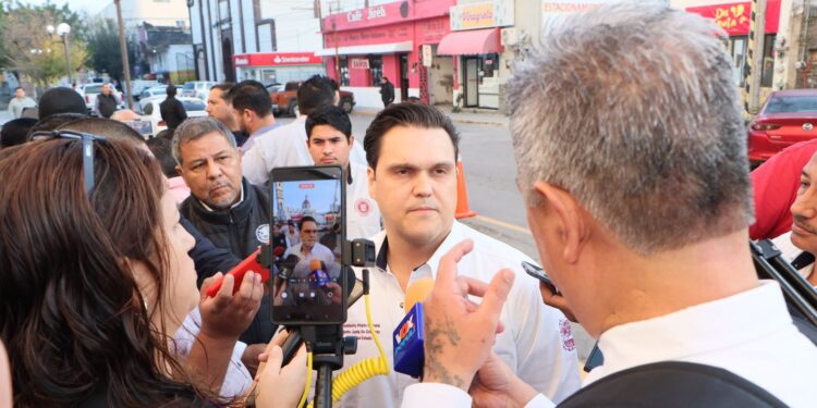 Concluye el 9 de enero convocatoria para designar Titular de la Fiscalía Anticorrupción El presidente de la Junta de Gobierno del Congreso del Estado, Humberto Prieto Herrera, informó en entrevista que el próximo 9 de enero de 2026 concluirá el plazo de la convocatoria pública para la designación de la persona titular de la Fiscalía Especializada en Combate a la Corrupción, adscrita a la Fiscalía General de Justicia del Estado. La convocatoria se emitió en ejercicio de las facultades constitucionales del Poder Legislativo y tiene como finalidad cubrir la vacante generada tras la designación del ciudadano Jesús Eduardo Govea Orozco como Fiscal General de Justicia del Estado. El Poder Legislativo será el encargado de nombrar a la persona Titular de la Fiscalía Anticorrupción por un periodo de ocho años, mediante un procedimiento público y transparente. En entrevista, el presidente de la Junta de Gobierno, diputado Humberto Prieto Herrera, precisó que, una vez que concluya el periodo de registro, continuará el proceso legislativo para concretar la designación. “La convocatoria del Fiscal Anticorrupción vence el 9 de enero los registros, para continuar con el proceso correspondiente y tener Fiscal electo el 26 de enero”, señaló. Sobre la participación ciudadana, el legislador informó que hasta el momento se cuenta con un solo registro, aunque confió en que en los próximos días se incremente el número de aspirantes. “Ahorita tenemos el registro de una sola persona, seguramente fue por las vacaciones; esperemos este año más personas que sientan que pueden cumplir con los requisitos que marca la convocatoria se registren”, expresó. En cuanto al perfil que buscan las y los diputados para ocupar el cargo, Prieto Herrera subrayó la importancia de la integridad y la experiencia. “Lo que siempre buscamos son personas honestas, que tengan trabajo judicial, que conozcan las leyes y que cuenten con una buena reputación, porque ustedes saben que es una posición muy importante”, afirmó. La recepción de solicitudes y documentación se realiza en la Oficialía de Partes del Congreso del Estado, en un horario de 8:30 a las 18:00 horas, y concluye el viernes 9 de enero de 2026, conforme a lo establecido en la convocatoria emitida por el Poder Legislativo.