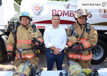 Entrega Lalo Gattás nuevo camión de bomberos y equipamiento a Protección Civil.
