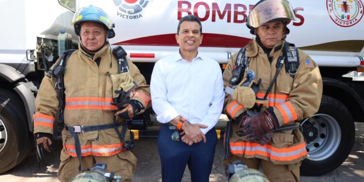 Entrega Lalo Gattás nuevo camión de bomberos y equipamiento a Protección Civil.