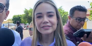 Lucy de Gattás realizan banderazo de arranque del Aqua DIF en Semana Santa