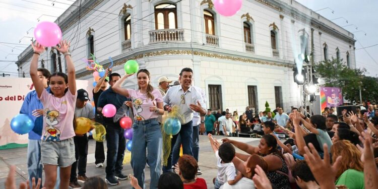 En familia, festejan Lalo y Lucy a la niñez victorense.