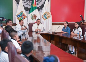 Recibe Lalo Gattás a niños victorenses que participarán en evento nacional de rondallas.
