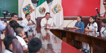 Recibe Lalo Gattás a niños victorenses que participarán en evento nacional de rondallas.