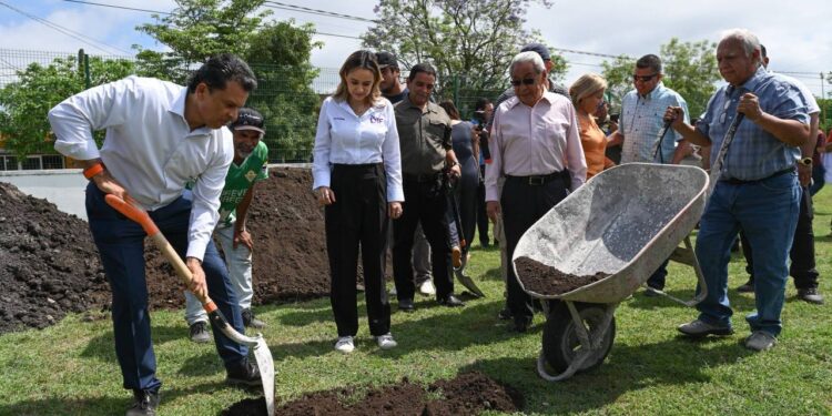 Arranca Lalo Gattás remodelación del parque de softbol de la Miguel Alemán.