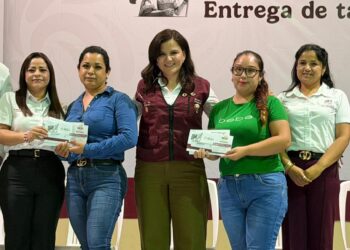 Arranca la entrega de tarjetas beca de apoyo de uniformes y útiles “Rita Cetina” primaria, que otorga el gobierno de México.